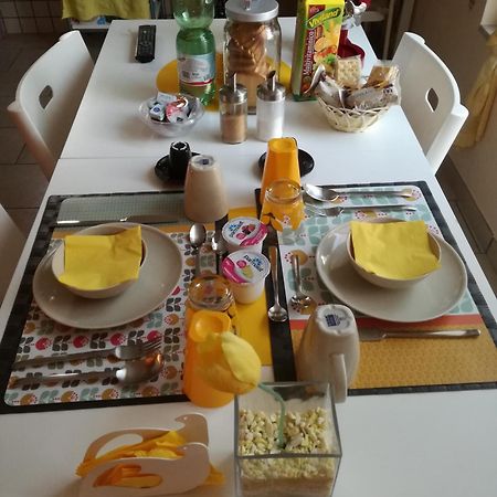 The Yellow House Bed & Breakfast Fiumicino Экстерьер фото